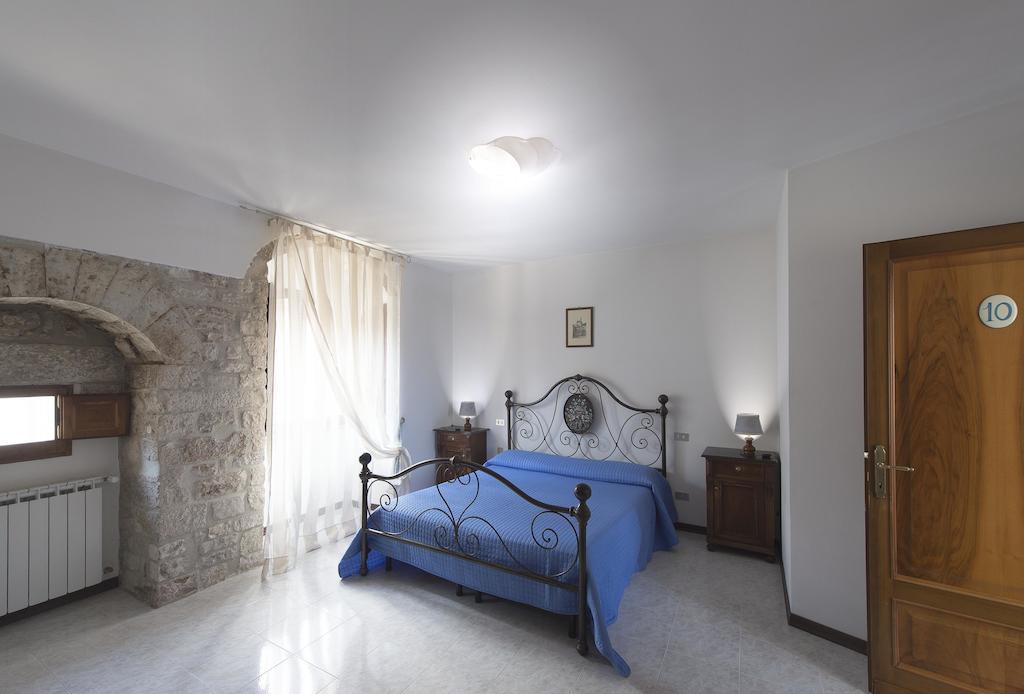 Residenza Di Via Piccardi Panzió Gubbio Szoba fotó